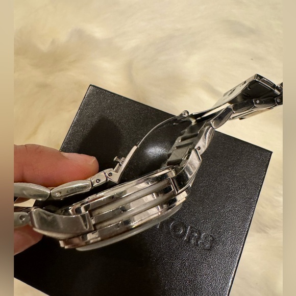 Michael Kors oversized runway watch two toned - Picture 8 of 9